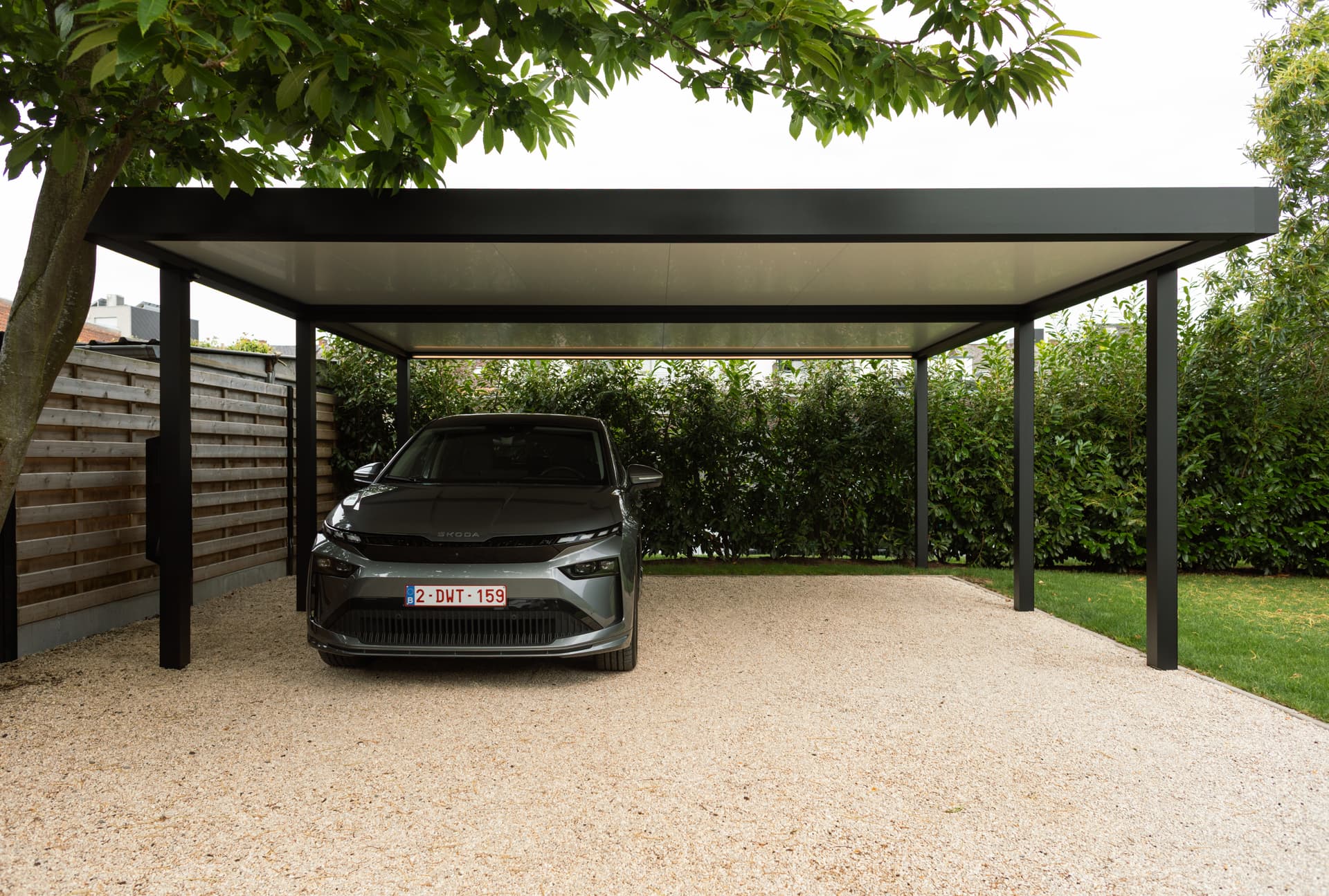 Zeitgenössisches weißes Kubushaus mit Flachdach, mit einer pergolaüberdachten Terrasse und einem passenden freistehenden Aluminium-Carport.
