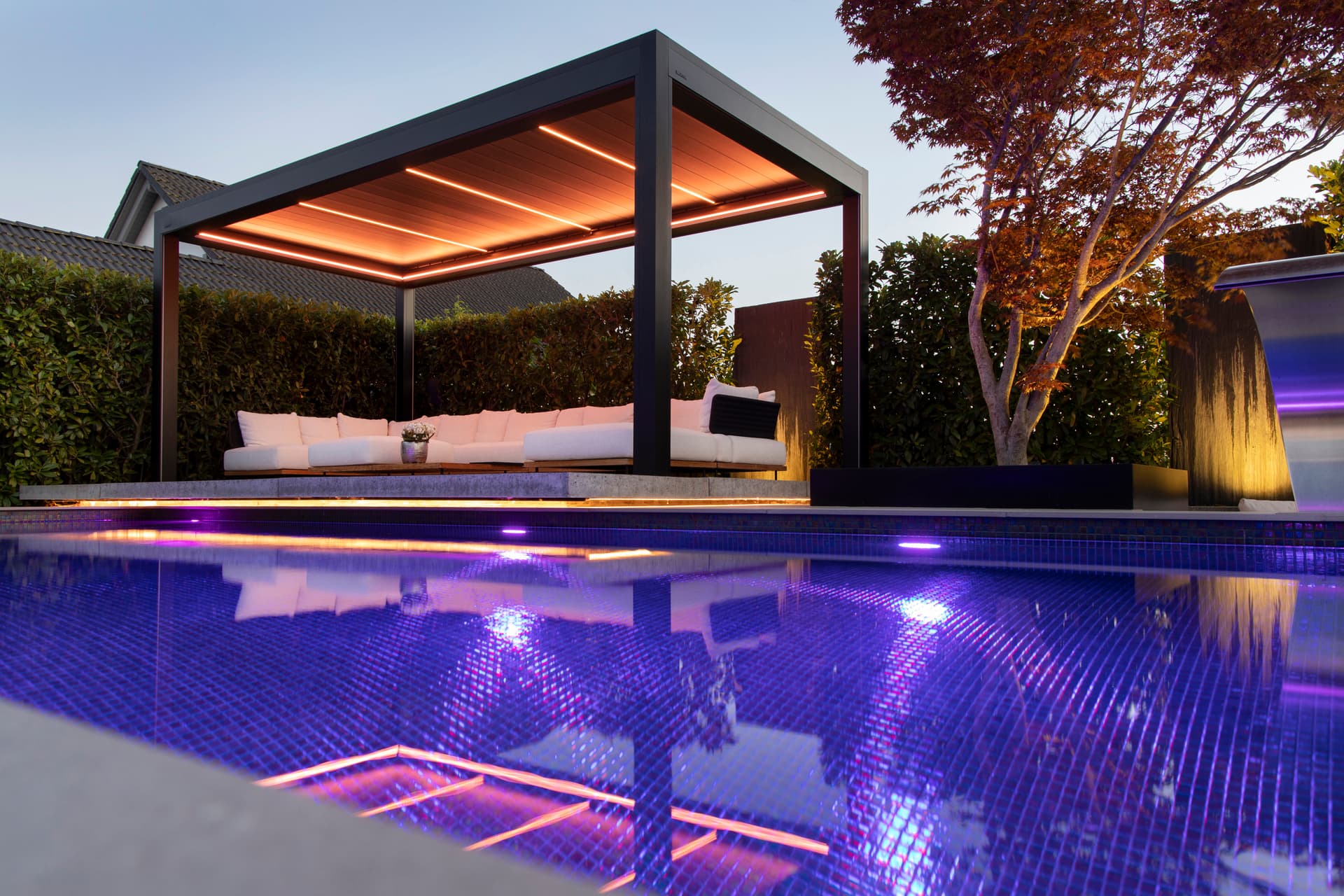 Eine moderne Lamellenpergola neben einem Swimmingpool