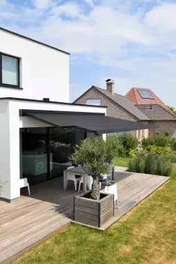 Brustor B27 tenda da sole elegante e contemporanea