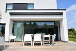 Brustor B27 tenda da sole elegante e contemporanea