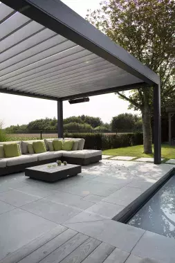 Brustor B200 XL pergola bioclimatica come casa per la piscina
