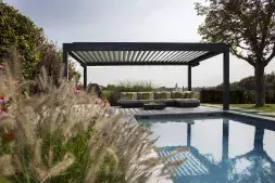 Brustor B200 XL pergole bioclimatiche a bordo piscina
