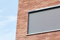 Brustor solar screens op zonne-energie