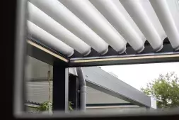 Brustor B600 S terrasoverkapping met openschuifbare lamellen