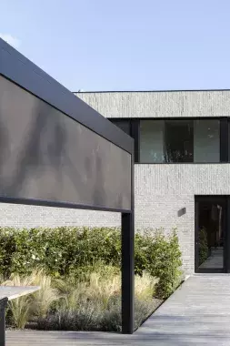 B250 Terrasoverkapping met lamellendak: Frame: RAL 9005 ST | Lamellen: RAL 90007 ST