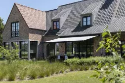 B25 in bloeiende tuin