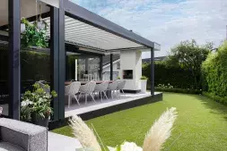 BRUSTOR B600 S Terrasoverkapping met openschuifbaar lamellendak: Frame: RAL 7016 ST | Lamellen 9016 ST