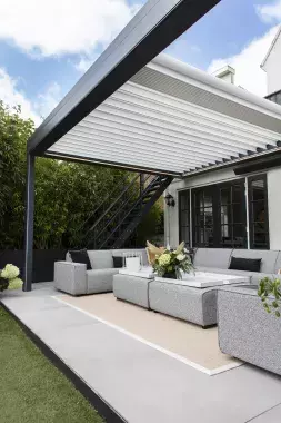 BRUSTOR B600 S Terrasoverkapping met openschuifbaar lamellendak: Frame: RAL 7016 ST | Lamellen 9016 ST