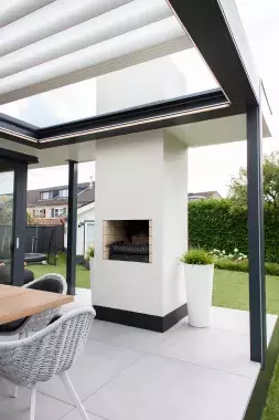 BRUSTOR B600 S Terrasoverkapping met openschuifbaar lamellendak: Frame: RAL 7016 ST | Lamellen 9016 ST