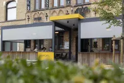 Project Horecazaak Amfora: Brustor Lamellendak B200 (XL): Frame: RAL 7016 | Lamellen: RAL 9016