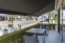 Bistro L'Echiquier met Brustor B35 Knikarmscherm: Doek: Noir 6028 | Kast: RAL 9005 