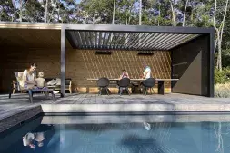 B250XL Brustor terrasoverkapping met Lamellendak: Samen aan het zwembad