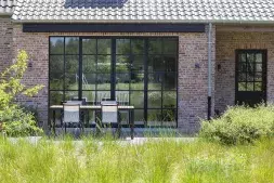 Brustor B25 Elite Knikarmscherm:  de kast sluit aan bij de architectuur van het huis