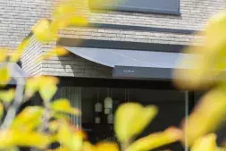 De knikarmschermen van Brustor zijn zowel in strakke als klassieke uitvoering beschikbaar. Op zoek naar modern? Kies dan het B27 knikarmscherm. 