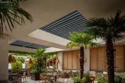 BRUSTOR B600 S pérgola bioclimática retráctil: Relájese en la terraza exterior