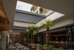 BRUSTOR B600 S pérgola bioclimática retráctil: las lamas pueden abrirse para dejar pasar la cantidad de luz deseada