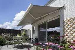 Dankzij de schaduw van het zonnescherm warmt je huis ook minder snel op.