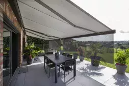 De volant van het knikarmscherm zorgt voor beschrming tegen laagstaande zon. 