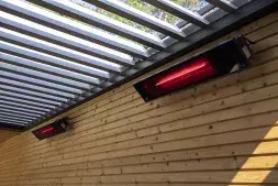 Met de terrasverwarming zorg je ook  ’s avonds voor de ideale setting onder je Brustor Lamellendak.