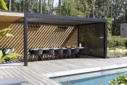  De kantelbare lamellen zorgen voor optimale controle over de lichtinval en ventilatie.