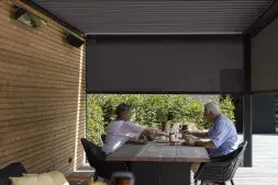 Dankzij de geïntegreerde ZIP screens houd je de wind en insecten op afstand.