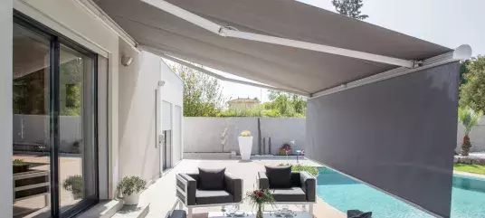 Brustor B25 store banne solaire avec lambrequin motorisé