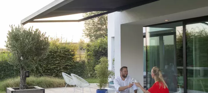 Brustor B27 knikarmscherm van Brustor boven terras