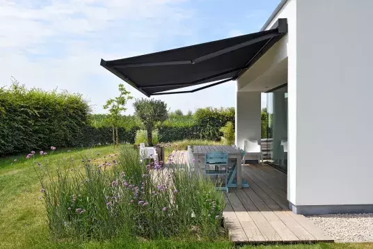 Brustor B27 store banne motorisé avec lambrequin terrasse