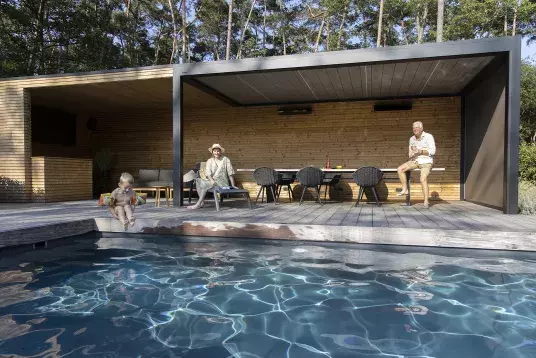 Sfeervolle poolhouse dankzij de B250XL Brustor Terrasoverkapping met kantelbare lamellen
